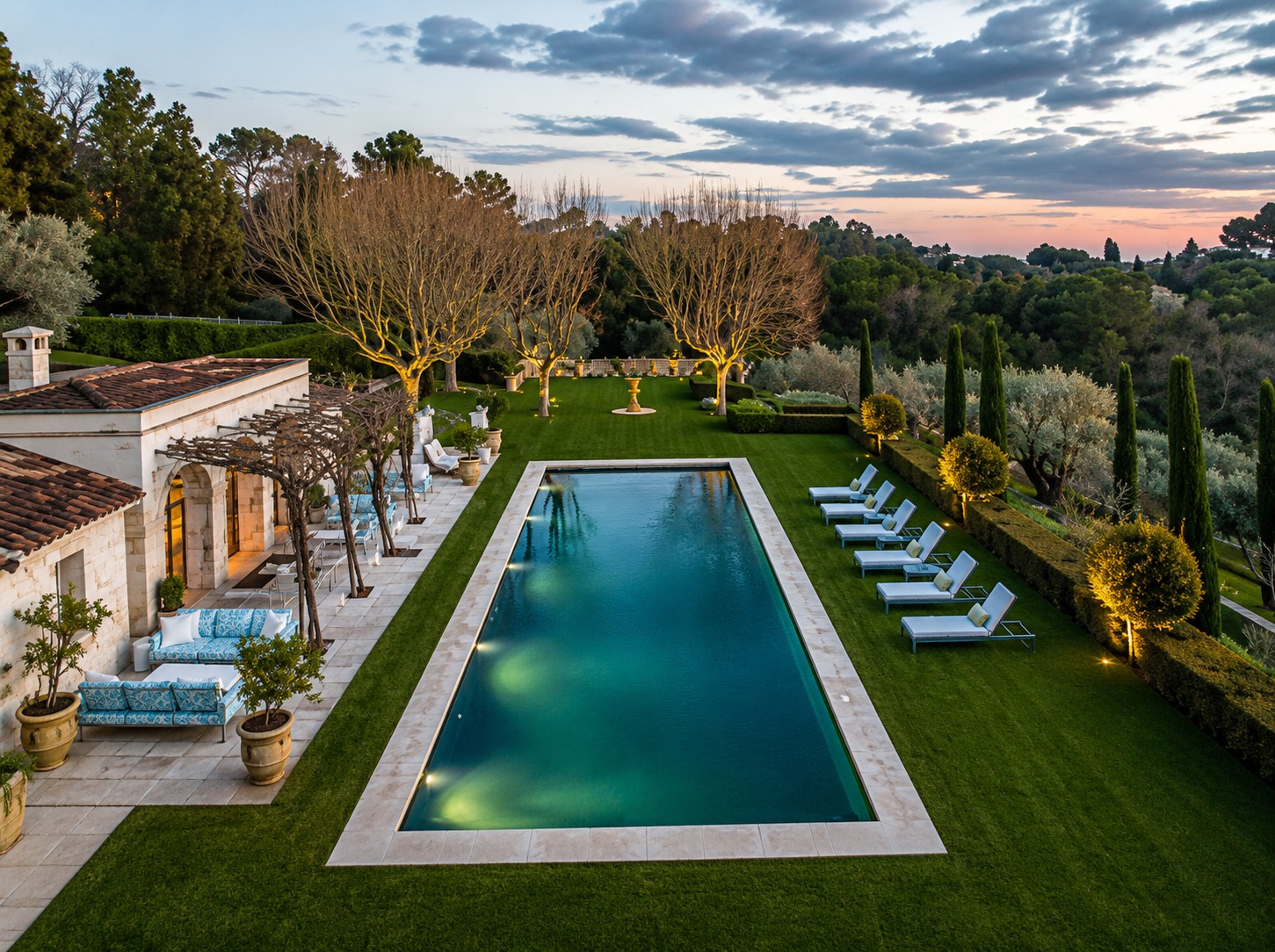 Bassin et cyprès — propriété privée Côte d'Azur