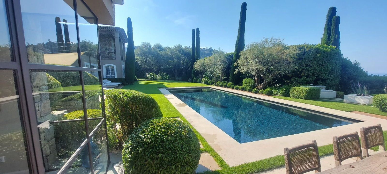 Villa Riviera avec cyprès et piscine